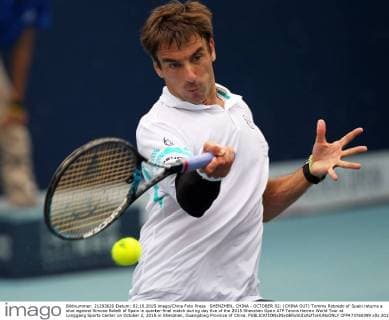 SHENZHEN, CHINA - OCTOBER 02: (CHINA OUT) Tommy Robredo of Spain returns a shot against Simone Bolelli of Spain in quarter-final match during day five of the 2015 Shenzhen Open ATP Tennis Herren World Tour at Longgang Sports Center on October 2, 2015 in Shenzhen, Guangdong Province of China.  CFP473760399 