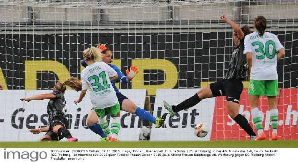 Hier erzielt 31 Julia Simic (VfL Wolfsburg) in der 45. Minute das 1-0, Laura Benkarth (SC Freiburg) ist machtlos