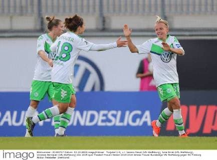 Torjubel 1-0, v.l. Verena Faisst (VfL Wolfsburg), Julia Simic (VfL Wolfsburg), Vanessa Bernauer (VfL Wolfsburg)