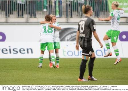Fußball, Allianz Frauen Bundesliga, VfL Wolfsburg - SC Freiburg; v.l. Vanessa Bernauer (Wolfsburg, 18), Julia Simic (Wolfsburg, 31), Sandra Starke (Freiburg, 13), Nilla Fischer (Wolfsburg; Kapitänin, captain, 4) Jubel, Torjubel, Freude, Emotion, Torerfolg, Aktion, action, goal, goal celebration, celebrates enttäuscht, frustriert, niedergeschlagen Enttäuschung, Frust, disappointed. xtgx