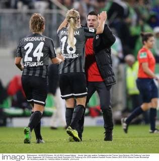 freude über den späten Punktgewinn bei Trainer Jens Scheuer (SC Freiburg) und Anja Maike Hegenauer (SC Freiburg) und Sarah Puntigam (SC Freiburg)
