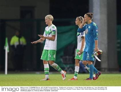 Enttäuscht verlassen v.l. Nilla Fischer (VfL Wolfsburg), Lena Goessling (VfL Wolfsburg) und Almuth Schult (VfL Wolfsburg) den Platz