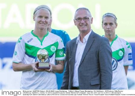Fußball, Allianz Frauen Bundesliga, VfL Wolfsburg - SC Freiburg; Nilla Fischer (Wolfsburg; Kapitänin, captain, 4) nimmt Auszeichnung zur besten Mannschaft entgegen. xtgx