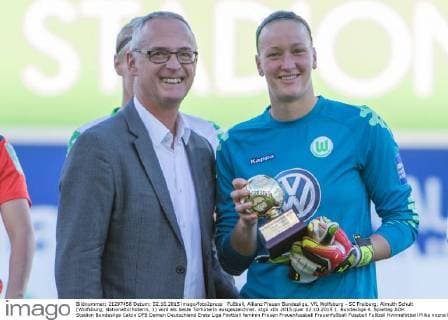 Fußball, Allianz Frauen Bundesliga, VfL Wolfsburg - SC Freiburg; Almuth Schult (Wolfsburg; Nationaltorhüterin, 1) wird als beste Torhüterin ausgeszeichnet. xtgx