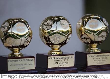 Drei Pokale für die Wolfsburgerinnen, v.l. Pokal für die beste Mannschaft 2014, Pokal für die beste torhüterin der Welt Almuth Schult (VfL Wolfsburg), Pokal für die beste Spielmacherin der welt Nadine Kessler (VfL Wolfsburg)