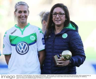 Nadine Kessler (VfL Wolfsburg) wurde als beste Spielmacherin 2014 ausgezeichnet, es freut sich mit ihr Lena Goessling (VfL Wolfsburg)
