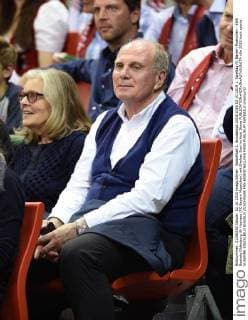 Basketball 1. Bundesliga 2015 2016 02.10.2015 1. Spieltag FC Bayern Muenchen - EWE Baskets Oldenburg Uli Hoeness (FC Bayern Muenchen) mit Ehefrau Susi im Audi Dome 