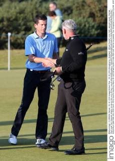 02.10.2015.Kingsbarns, Scotland. Alfred Dunhill Links Golf, second round. Darren Clark and Tim Henman shake hands at the end of their round xDavidxBlunsdenx  ActionPlus11667554