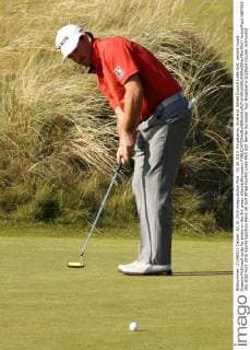 02.10.2015. Kingsbarns, Scotland. Alfred Dunhill Links Golf, second round. Graeme McDowell putts for birdie on the 5th green xDavidxBlunsdenx  ActionPlus11667565