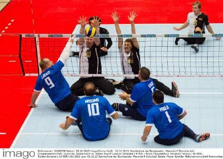 02.10.2015, Sportschule der Bundeswehr, Warendorf Sitzvolleyball, Europameisterschaft, Vorrunde, Deutschland vs. Italien Angriff Lorenzo Campana ( 9 ITA) - Block Doppelblock Christoph Herzog ( 10 GER), Torben Schiewe ( 14 GER)
