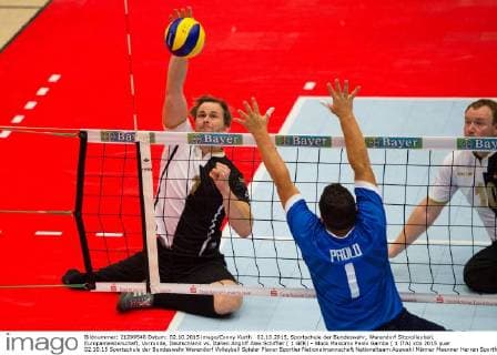 02.10.2015, Sportschule der Bundeswehr, Warendorf Sitzvolleyball, Europameisterschaft, Vorrunde, Deutschland vs. Italien Angriff Alex Schiffler ( 1 GER) - Block Massimo Paolo Gamba ( 1 ITA)