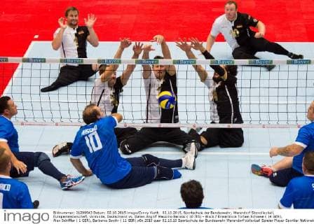 02.10.2015, Sportschule der Bundeswehr, Warendorf Sitzvolleyball, Europameisterschaft, Vorrunde, Deutschland vs. Italien Angriff Massimo Barossi ( 10 ITA) - Block Dreierblock Torben Schiewe ( 14 GER), Alex Schiffler ( 1 GER), Barbaros Sayilir ( 11 GER)