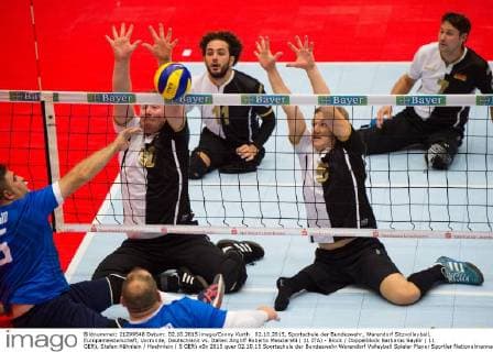 02.10.2015, Sportschule der Bundeswehr, Warendorf Sitzvolleyball, Europameisterschaft, Vorrunde, Deutschland vs. Italien Angriff Roberto Masciarelli ( 11 ITA) - Block Doppelblock Barbaros Sayilir ( 11 GER), Stefan Hähnlein Haehnlein ( 5 GER)