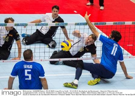 02.10.2015, Sportschule der Bundeswehr, Warendorf Sitzvolleyball, Europameisterschaft, Vorrunde, Deutschland vs. Italien Angriff Jürgen Schrapp ( 9 GER) - Block Roberto Masciarelli ( 11 ITA)