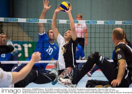 02.10.2015, Sportschule der Bundeswehr, Warendorf Sitzvolleyball, Europameisterschaft, Vorrunde, Deutschland vs. Italien Bloc Massimo Barossi ( 10 ITA) - Zuspiel Torben Schiewe ( 14 GER)