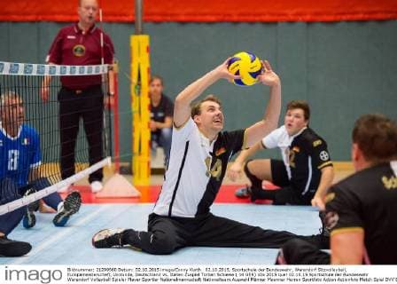 02.10.2015, Sportschule der Bundeswehr, Warendorf Sitzvolleyball, Europameisterschaft, Vorrunde, Deutschland vs. Italien Zuspiel Torben Schiewe ( 14 GER)