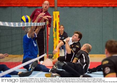 02.10.2015, Sportschule der Bundeswehr, Warendorf Sitzvolleyball, Europameisterschaft, Vorrunde, Deutschland vs. Italien Block Emanuele Fracascia ( 8 ITA) - Angriff Mathis Tigler ( 12 GER)