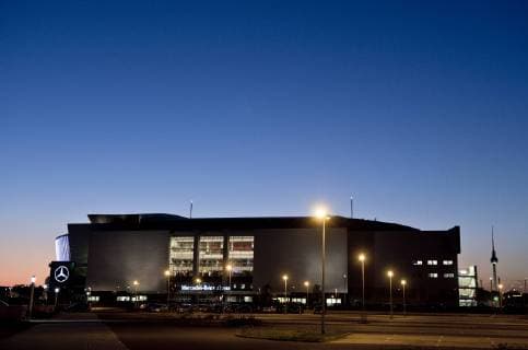 Feature - Abendstimmung - Mercedes Benz Arena, Fernsehturm Basketball 1.Bundesliga - Saison 2015 2016, 1.Spieltag: Alba Berlin in Berlin, Deutschland am 01.10.2015,