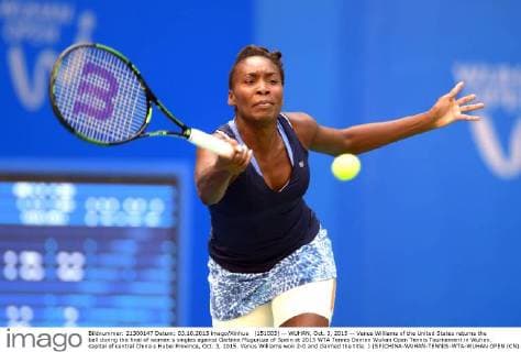 (151003) -- WUHAN, Oct. 3, 2015 -- Venus Williams of the United States returns the ball during the final of women s singles against Garbine Muguruza of Spain at 2015 WTA Tennis Damen Wuhan Open Tennis Tournament in Wuhan, capital of central China s Hubei Province, Oct. 3, 2015. Venus Williams won 2-0 and claimed the title. ) (SP)CHINA-WUHAN-TENNIS-WTA-WUHAN OPEN (CN) ChengxMin 
