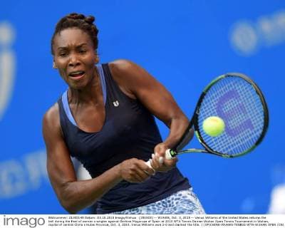 (151003) -- WUHAN, Oct. 3, 2015 -- Venus Williams of the United States returns the ball during the final of women s singles against Garbine Muguruza of Spain at 2015 WTA Tennis Damen Wuhan Open Tennis Tournament in Wuhan, capital of central China s Hubei Province, Oct. 3, 2015. Venus Williams won 2-0 and claimed the title. ) (SP)CHINA-WUHAN-TENNIS-WTA-WUHAN OPEN (CN) ChengxMin 