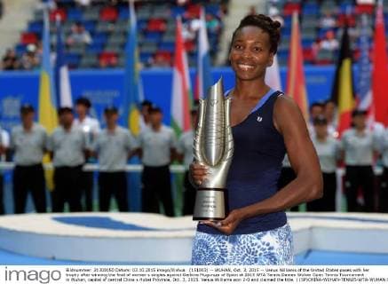 (151003) -- WUHAN, Oct. 3, 2015 -- Venus Williams of the United States poses with her trophy after winning the final of women s singles against Garbine Muguruza of Spain at 2015 WTA Tennis Damen Wuhan Open Tennis Tournament in Wuhan, capital of central China s Hubei Province, Oct. 3, 2015. Venus Williams won 2-0 and claimed the title. ) (SP)CHINA-WUHAN-TENNIS-WTA-WUHAN OPEN (CN) ChengxMin 