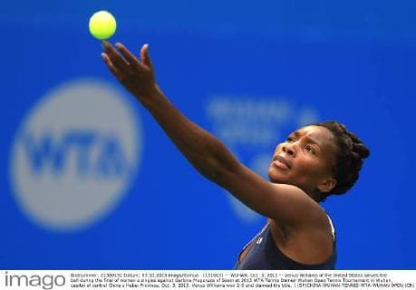 (151003) -- WUHAN, Oct. 3, 2015 -- Venus Williams of the United States serves the ball during the final of women s singles against Garbine Muguruza of Spain at 2015 WTA Tennis Damen Wuhan Open Tennis Tournament in Wuhan, capital of central China s Hubei Province, Oct. 3, 2015. Venus Williams won 2-0 and claimed the title. ) (SP)CHINA-WUHAN-TENNIS-WTA-WUHAN OPEN (CN) ChengxMin 