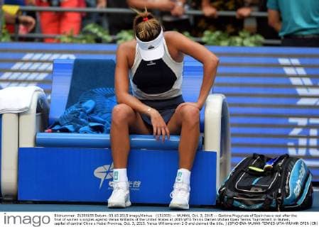 (151003) -- WUHAN, Oct. 3, 2015 -- Garbine Muguruza of Spain has a rest after the final of women s singles against Venus Williams of the United States at 2015 WTA Tennis Damen Wuhan Open Tennis Tournament in Wuhan, capital of central China s Hubei Province, Oct. 3, 2015. Venus Williams won 2-0 and claimed the title. ) (SP)CHINA-WUHAN-TENNIS-WTA-WUHAN OPEN (CN) ChengxMin 