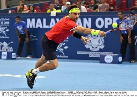 (151003) -- KUALA LUMPUR, Oct. 3, 2015 -- Spain s David Ferrer returns a shot to Germany s David Becker during their men s singles semi-final match of the 2015 Malaysian Open tennis tournament in Kuala Lumpur on Oct. 3, 2015. ) (SP)MALAYSIA-KUALA LUMPUR-TENNIS ATP Tennis Herren MALAYSIAN OPEN ChongxVoonxChung 