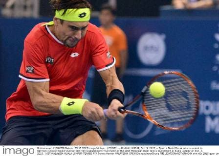(151003) -- KUALA LUMPUR, Oct. 3, 2015 -- Spain s David Ferrer returns a shot to Germany s David Becker during their men s singles semi-final match of the 2015 Malaysian Open tennis tournament in Kuala Lumpur on Oct. 3, 2015. ) (SP)MALAYSIA-KUALA LUMPUR-TENNIS ATP Tennis Herren MALAYSIAN OPEN ChongxVoonxChung 