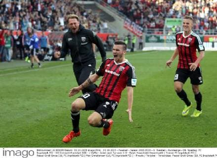 03.10.2015 - Fussball - Saison 2015 2016 - 1. Fussball - Bundesliga - 08. Spieltag: FC Ingolstadt FCI - SG Eintracht Frankfurt SGE - DaMa - Jubel nach Tor zum 1:0 - Ralph Hasenhüttl Hasenhuettl ( Trainer FC Ingolstadt FCI ) Pascal Groß Gross (10, FC Ingolstadt FCI ) Max Christiansen (19, FC Ingolstadt FCI ) - Freude Torjubel - Torschütze: Pascal Groß Gross (10, FC Ingolstadt FCI )