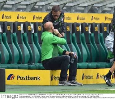 03.10.2015, Fussball, Saison 2015 2016, 1. Bundesliga, 8. Spieltag, Borussia Mönchengladbach - VfL Wolfsburg, Trainer Andre Schubert (Borussia Moenchengladbach), vorne, und Manager Max Eberl (Borussia Moenchengladbach)