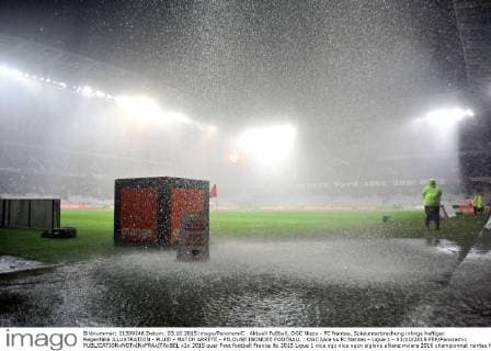 Aktuell Fußball, OGC Nizza - FC Nantes, Spielunterbrechung infolge heftiger Regenfälle ILLUSTRATION - PLUIE - MATCH ARRETE - PELOUSE INONDEE FOOTBALL : OGC Nice vs Fc Nantes - Ligue 1 - 03 10 2015 FEP Panoramic 