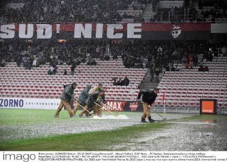 Aktuell Fußball, OGC Nizza - FC Nantes, Spielunterbrechung infolge heftiger Regenfälle ILLUSTRATION - PLUIE - MATCH ARRETE - PELOUSE INONDEE FOOTBALL : OGC Nice vs Fc Nantes - Ligue 1 - 03 10 2015 FEP Panoramic 