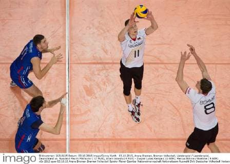 03.10.2015, Arena Bremen, Bremen Volleyball, Länderspiel Laenderspiel, Deutschland vs. Russland Maxim Mikhaylov ( 17 RUS), Artem Volvich ( 4 RUS) - Zuspiel Lukas Kampa ( 11 GER), Marcus Böhme Boehme ( 8 GER)