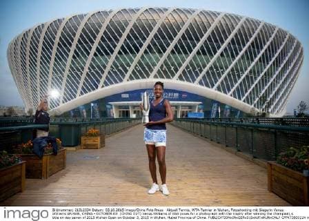 Aktuell Tennis, WTA-Turnier in Wuhan, Fotoshooting mit Siegerin Venus Williams WUHAN, CHINA - OCTOBER 03: (CHINA OUT) Venus Williams of UAS poses for a photograph with the trophy after winning the champion s title on day seven of 2015 Wuhan Open on October 3, 2015 in Wuhan, Hubei Province of China.  CFP473803224 