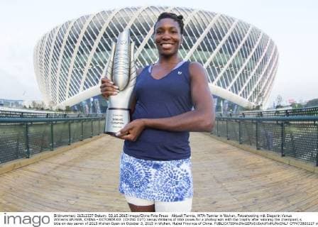 Aktuell Tennis, WTA-Turnier in Wuhan, Fotoshooting mit Siegerin Venus Williams WUHAN, CHINA - OCTOBER 03: (CHINA OUT) Venus Williams of UAS poses for a photograph with the trophy after winning the champion s title on day seven of 2015 Wuhan Open on October 3, 2015 in Wuhan, Hubei Province of China.  CFP473803227 