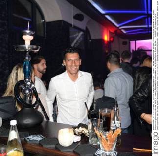 Fussball, Herren, Regionalliga Nordost, Saison 2015 16, Berliner AK 07, Karim Benyamina (Rekordtorschütze des 1. FC Union), eröffnete in Wilmersdorf in der Lietzenburger Straße 93 bis 95 The Paris , eine Mischung aus Club und Shisha Bar, im Bild: Karim Benyamina und Shisha 02.10. 2015,