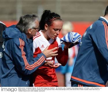 04.10.2015, xjhx, Fussball 1.Bundesliga Damen, 1.FC Köln - 1.FFC Frankfurt, v.l. Peggy Kuznik (1.FFC Frankfurt) verletzt
