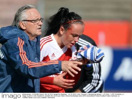 04.10.2015, xjhx, Fussball 1.Bundesliga Damen, 1.FC Köln - 1.FFC Frankfurt, v.l. Peggy Kuznik (1.FFC Frankfurt) verletzt