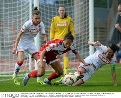 04.10.2015, xjhx, Fussball 1.Bundesliga Damen, 1.FC Köln - 1.FFC Frankfurt, v.l. Marie Pyko (1.FC Köln), Yuki Ogimi (1.FFC Frankfurt), Nicole Bender (1.FC Köln)