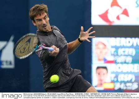 SHENZHEN, CHINA - OCTOBER 04: (CHINA OUT) Tommy Robredo of Spain returns a shot against Tomas Berdych of Czech Republic during semi-final match on day seven of the 2015 Shenzhen Open ATP Tennis Herren World Tour at Longgang Sports Center on October 4, 2015 in Shenzhen, Guangdong Province of China.  CFP473851761 