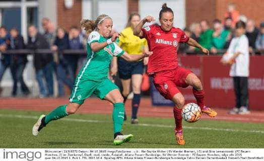 v.li.: Pia-Sophie Wolter (SV Werder Bremen, 10) und Gina Lewandowski (FC Bayern München, 2) im Zweikampf, Duell, duel, tackle, Fussball, Allianz Frauen-Bundesliga, SV Werder Bremen - FC Bayern München, xdgx