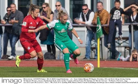 v.li.: Nora Holstad Berge (FC Bayern München, 15) und Cindy König (Konig, Koenig, SV Werder Bremen, 11) im Zweikampf, Duell, duel, tackle, Fussball, Allianz Frauen-Bundesliga, SV Werder Bremen - FC Bayern München, xdgx