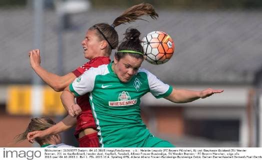 v.li.: Melanie Leupolz (FC Bayern München, 8) und Stephanie Goddard (SV Werder Bremen, 23) im Kopfballduell, header duel, Kopfball, Fussball, Allianz Frauen-Bundesliga, SV Werder Bremen - FC Bayern München, xdgx