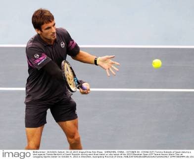 SHENZHEN, CHINA - OCTOBER 04: (CHINA OUT) Tommy Robredo of Spain returns a shot against Tomas Berdych of Czech Republic during semi-final match on day seven of the 2015 Shenzhen Open ATP Tennis Herren World Tour at Longgang Sports Center on October 4, 2015 in Shenzhen, Guangdong Province of China.  CFP473855444 
