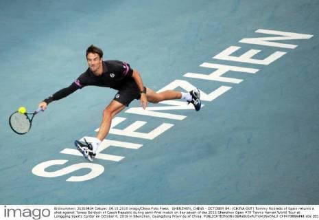 SHENZHEN, CHINA - OCTOBER 04: (CHINA OUT) Tommy Robredo of Spain returns a shot against Tomas Berdych of Czech Republic during semi-final match on day seven of the 2015 Shenzhen Open ATP Tennis Herren World Tour at Longgang Sports Center on October 4, 2015 in Shenzhen, Guangdong Province of China.  CFP473855448 