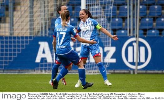v.li.: Emily Evels (Hoffenheim, 17), Theresa Betz (Hoffenheim, 20) und Torschützin Martina Moser (Hoffenheim, 7) jubeln über das 1:0, Jubel, Torjubel, Torerfolg, celebrate the goal, goal, celebration, Jubel ueber das Tor, optimistisch, Action, Aktion, Fussball, Allianz Frauen-Bundesliga, TSG 1899 Hoffenheim - Bayer 04 Leverkusen, xozx