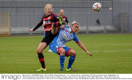 v.li.: Carolin Simon (Leverkusen, 30), Silvana Chojnowski (Hoffenheim, 6), Zweikampf, Duell, duel, tackle, Dynamik, Action, Aktion, Fussball, Allianz Frauen-Bundesliga, TSG 1899 Hoffenheim - Bayer 04 Leverkusen, xozx