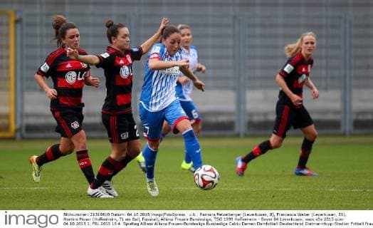 v.li.: Ramona Petzelberger (Leverkusen, 8), Francesca Weber (Leverkusen, 21), Martina Moser (Hoffenheim, 7) am Ball, Fussball, Allianz Frauen-Bundesliga, TSG 1899 Hoffenheim - Bayer 04 Leverkusen, xozx