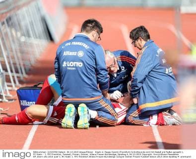 Koeln vl. Peggy Kuznik (Frankfurt) Schnittwunde wird mit Nadel und Faden genaeht 1. FC Koeln - 1. FFC Frankfurt, Fussball, Frauen, Damen, Allianz Frauen-Bundesliga, Spieltag 4, 04.10.2015 Copyright: Horn xEibner-Pressefoto EP_bhorn